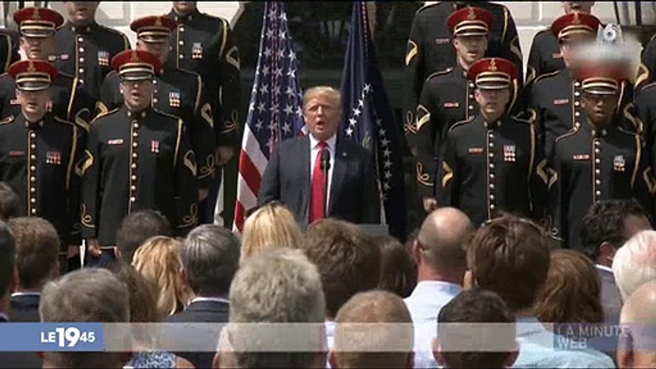 USA : Donald Trump cible de moqueries quand il oublie les paroles de "God bless America" - Regardez