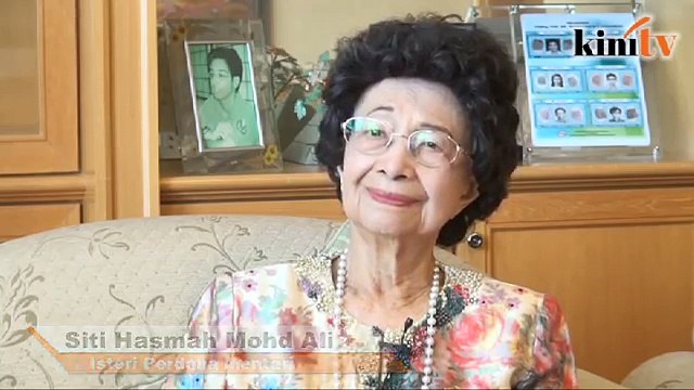 Siti Hasmah : Dr Mahathir's shaking hands during swearing-in due to the cold