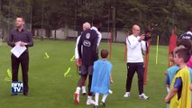 Des enfants s’entraînent avec les Bleus à Clairefontaine