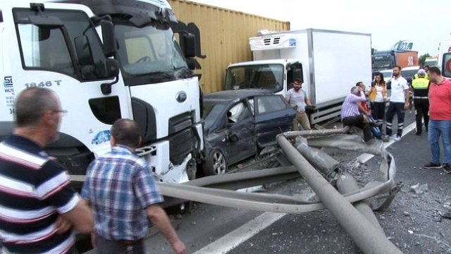 Lastiği patlayan tır yoldan çıktı, zincirleme kazaya neden oldu