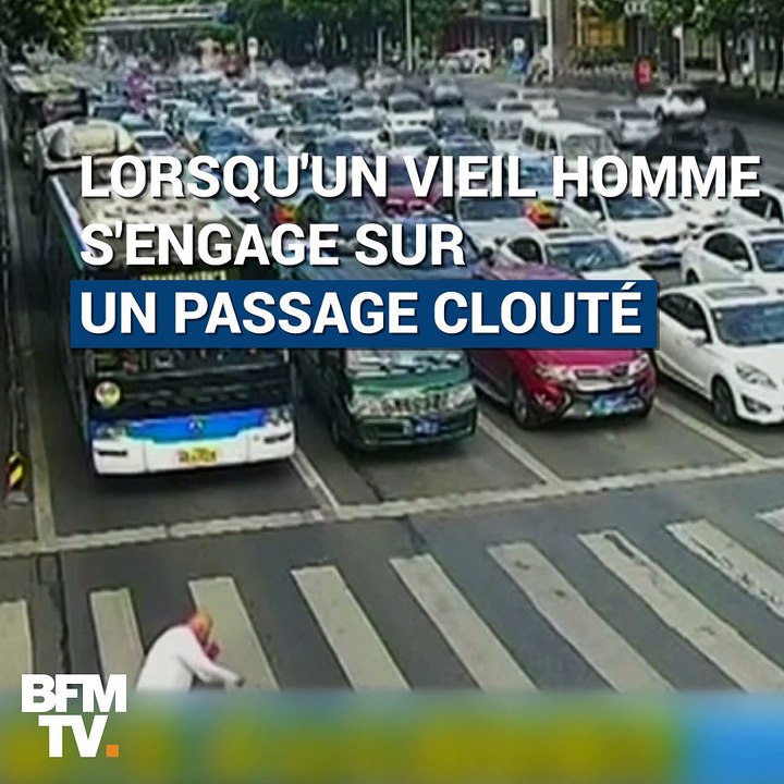Sur un passage piéton en Chine, un policier prend un senior sur son dos