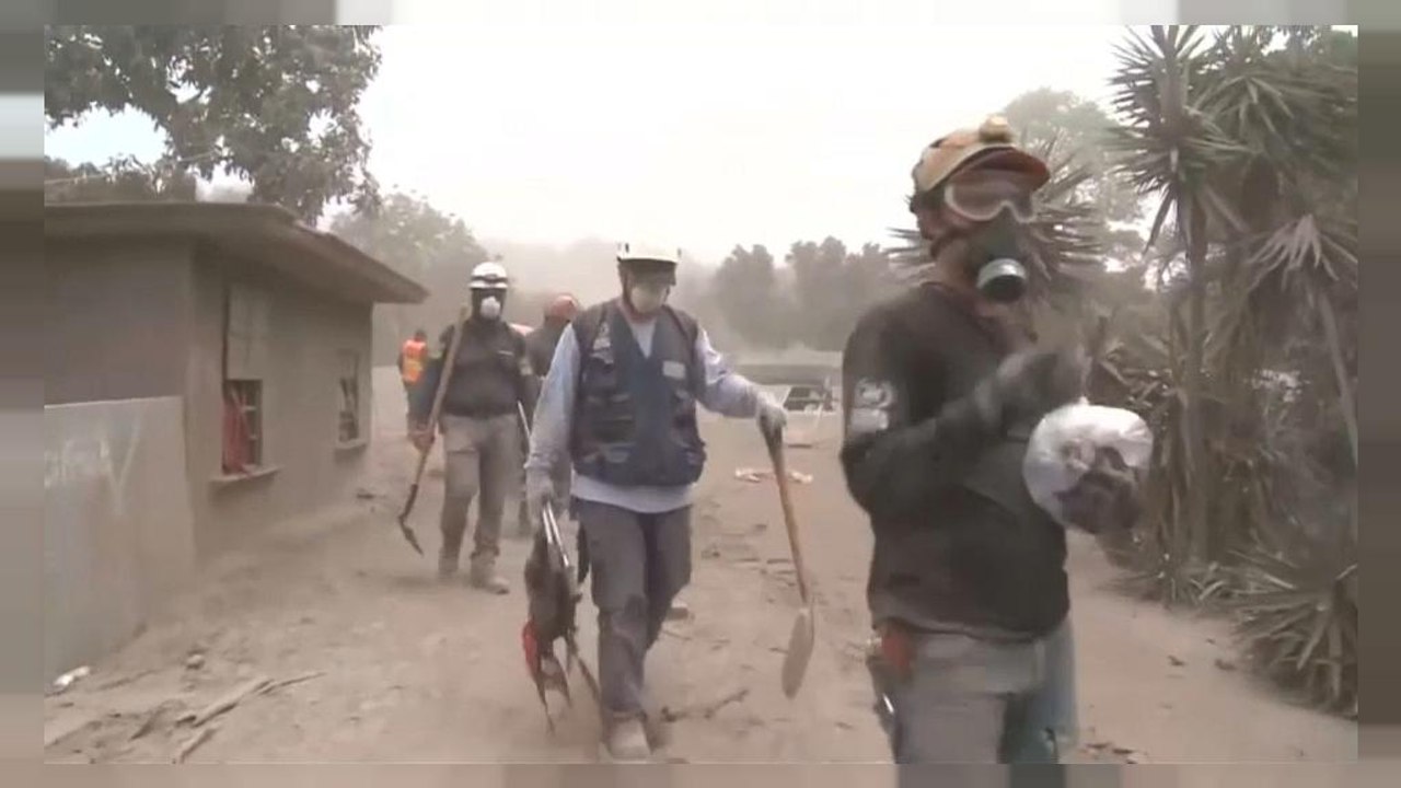 Fuego volcano: Head of emergency response "should quit"