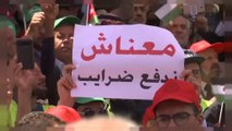 الأردنيون يواصلون التظاهر داعين إلى 