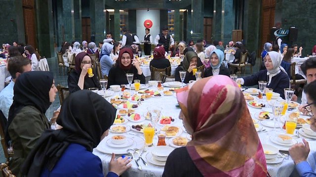 Cumhurbaşkanı Erdoğan ve eşi Emine Erdoğan gençlerle sahurda bir araya geldi