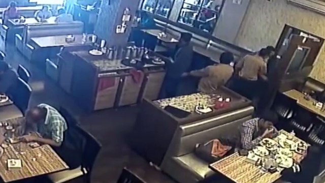 Cuando el teléfono te explota mientras comes en un restaurante