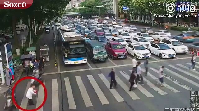 Trafik polisi, yaşlı adamı sırtında karşıdan karşıya geçirdi