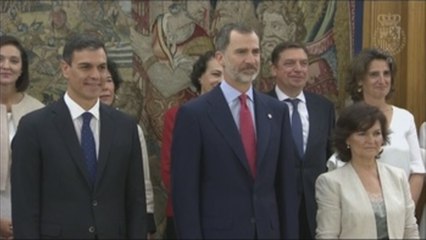 Los ministros prometen su cargo ante el Rey