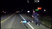 Un policier trouve une femme allongée sur le bord de la route (Texas)