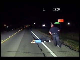 Un policier trouve une femme allongée sur le bord de la route (Texas)