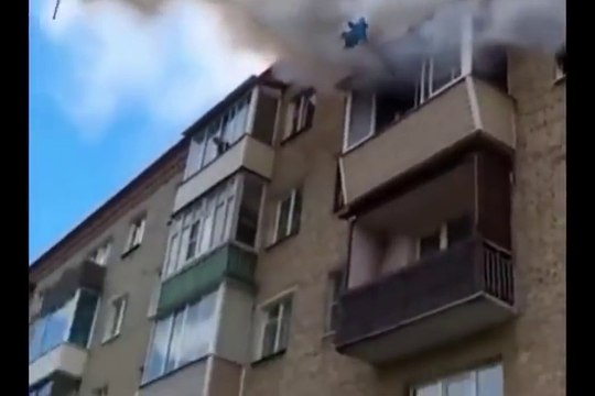 Pour sauver ses enfants des flammes, un père les lance du cinquième étage