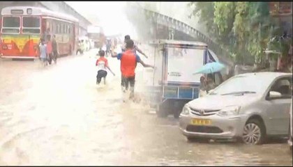 Download Video: Mumbai flooded after heavy rain left streets waterlogged | Oneindia News