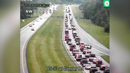 Un automobiliste fait une longue marche arrière en plein embouteillage