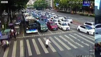 Yaşlı adamı sırtına alıp karşıya geçiren örnek polis