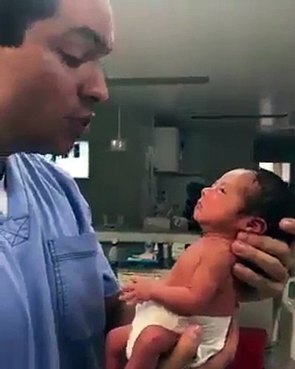 Momento emotivo cuando un doctor habla con una bebe