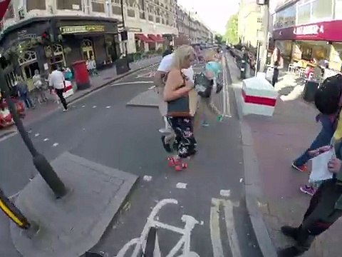 Un cycliste installe une corne de brume sur son vélo