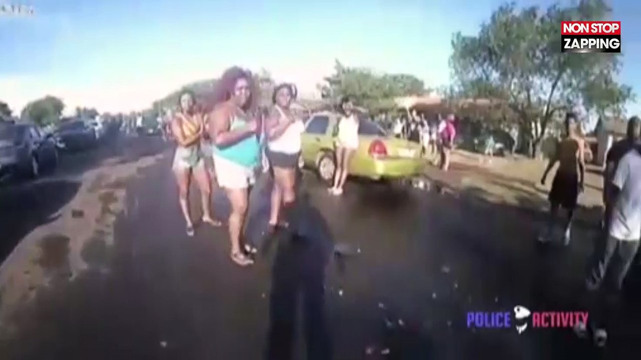 Une policière se fait asperger en tentant de mettre fin à une bataille d’eau géante (Vidéo)