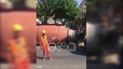 Ora News - Shihni si është rrëzuar betonierja në Kombinat