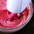 بالفيديو طريقة تحضير الكيكة المخملية الحمراء (ريد فيلفت)