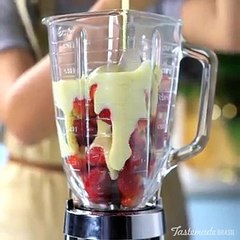 طريقة عمل أيس كريم الفراولة بالشوكولاتة