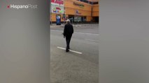 Un anciano fue atacado por una pata a plena luz del día en una calle de Moscú