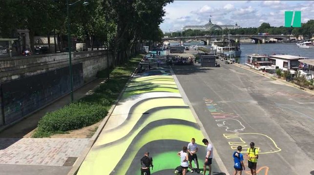 On a filmé l’artiste “1010 et son “Stream”, gigantesque trompe-l’oeil sur les quais de Seine, en cours de création