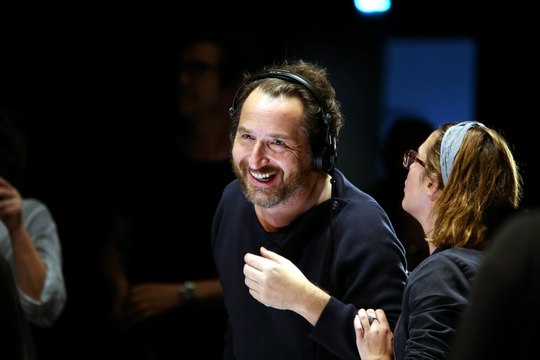 Plus près de toi sur Nova : Edouard Baer toujours d’humour égal