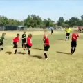 Un jeune footballeur talentueux élimine trois adversaires avec ses gestes techniques