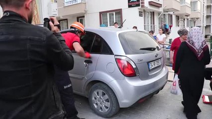 Otomobilde Mahsur Kalan Bebeği İtfaiye Kurtardı