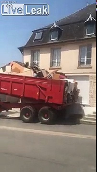 Ce proprio verse 10 tonnes d'affaires "oubliées" par les anciens locataires devant chez eux !