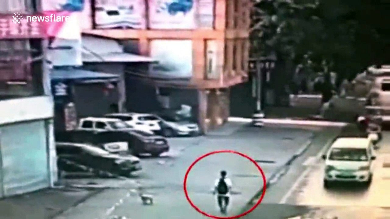 Ce piéton se prend... le toit qui s'envole en pleine tête !