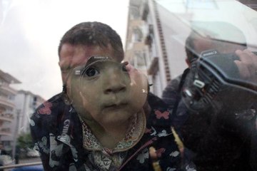 Otomobilde Mahsur Kalan Bebeğin Korkmaması İçin Annesi Camdan Çizgi Film İzletti