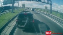 Une BMW rattrape un camion qui lui a fait une queue de poisson et le stoppe sur l'autoroute