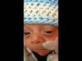Bebé recién nacido es atrapado sonriendo por primera vez