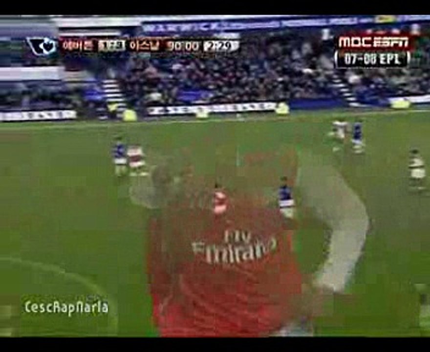 WENGER BALL: Arsenal`s midfielders spraying razor-sharp short passes around the field