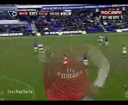 WENGER BALL: Arsenal`s midfielders spraying razor-sharp short passes around the field