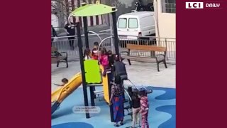 Dans un parc un petit garçon noir frappé par dautres enfants devant lœil d