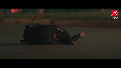 قانون عمر - طلقة في القلب تشل حركة طارق وهو سايق عربيته.. والشرطة تصل
