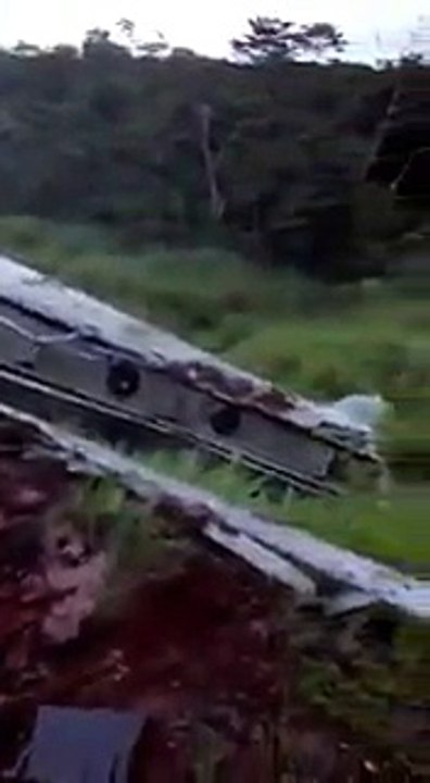 Un camión cisterna se accidentó en la autopista Panamá-Colón a la altura de Quebrada López, provincia de Colón. Hay derrame de combustible. Precaución. Lee la n