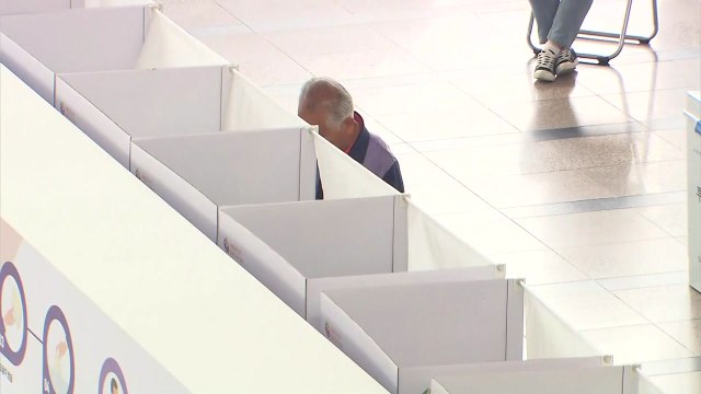 전국에서 사전투표 진행 중...신분증만 지참 / YTN