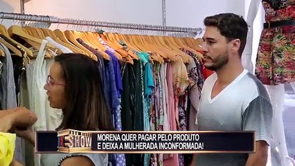 Morena não se aguenta, sai do provador usando calcinha vermelha e deixa mulherada furiosa