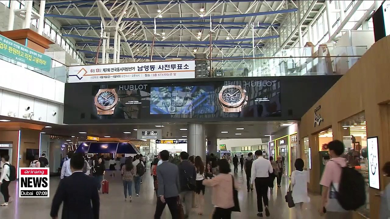 Koreans head to polling stations to cast ballots for early voting in 2018 local elections