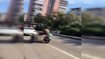 Sıcaklardan bunalan iki genç içi su dolu küvetli motosikletle yolculuk yaptı