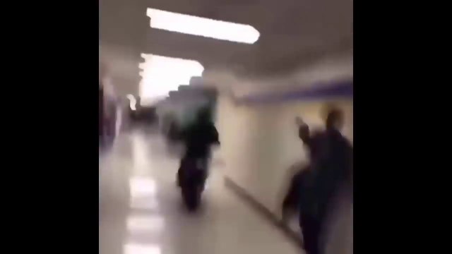 Un jeune homme arrêté en train de faire de la moto dans les couloirs d'une école