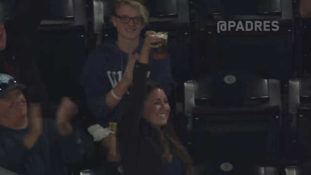 Cette fan de baseball va faire lever le stade avec son geste
