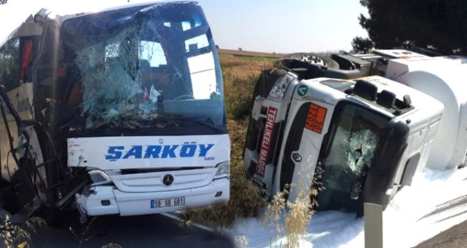 Yolcu Otobüsü ile Çarpışan Benzin Dolusu Tanker Yola Devrildi: 10 Yaralı