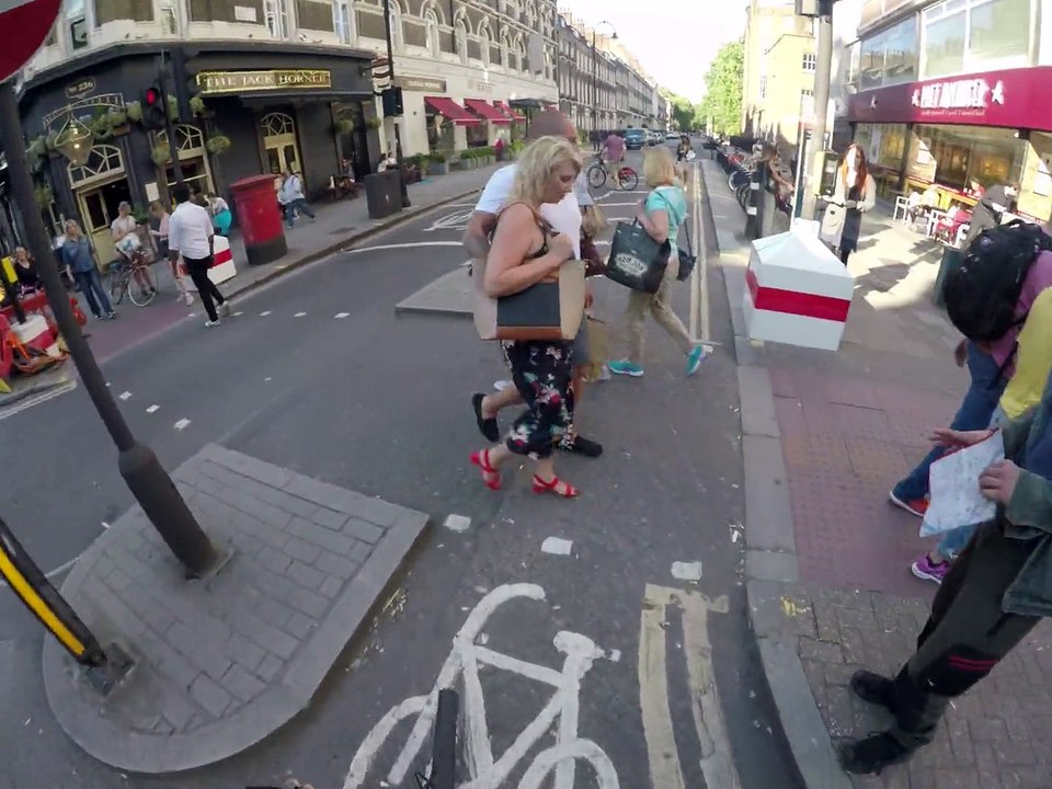 Un cycliste installe une corne de brume sur son vélo