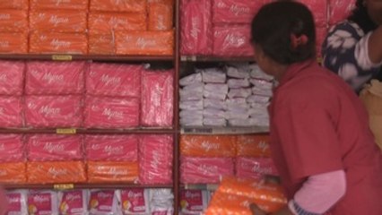 Compresas, charlas y una boda real para ayudar a miles de mujeres en la India