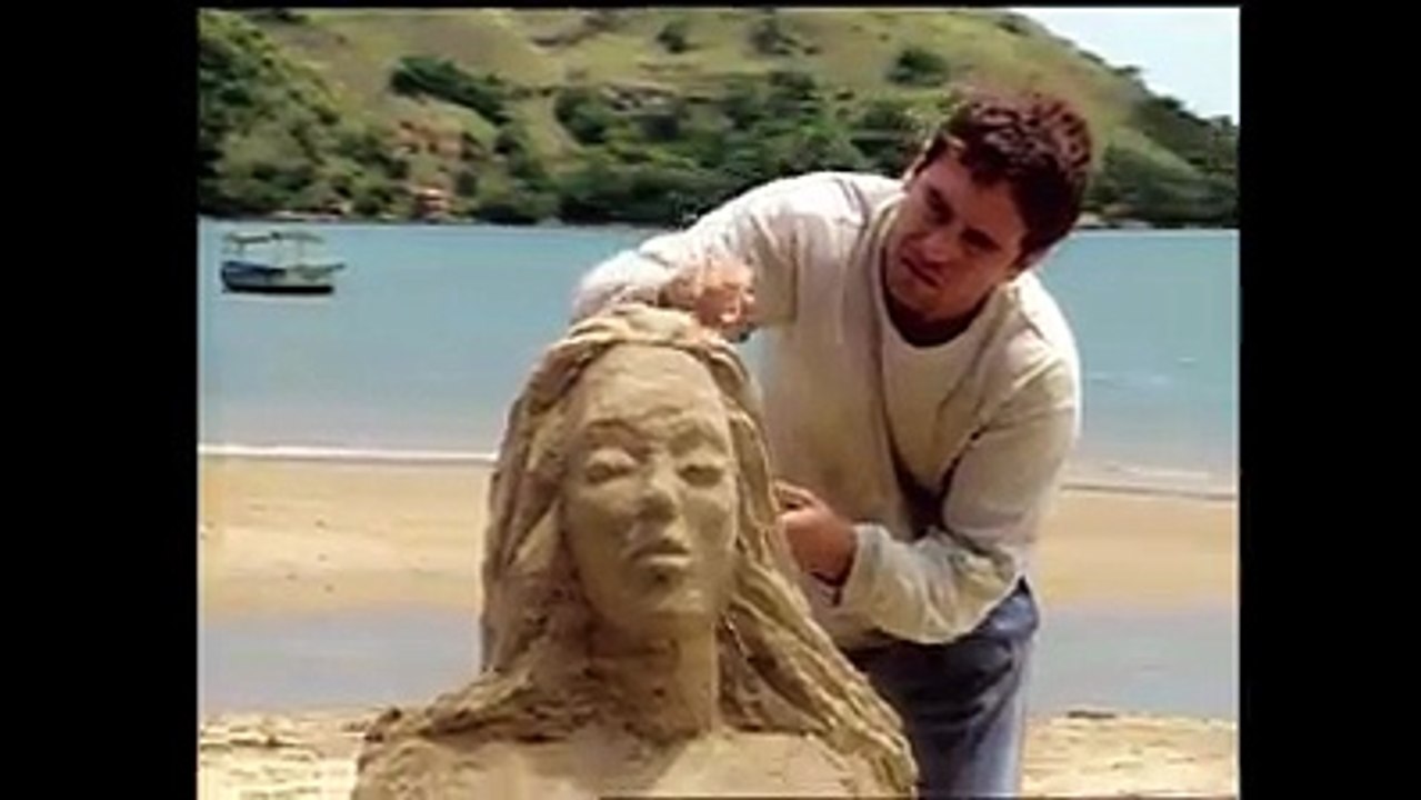 Ele faz verdadeiras obras de arte usando apenas areia! Tonho da Lua é um artista que busca sempre seu melhor e nutri uma amizade por Ruth. Aonde essa amizade o