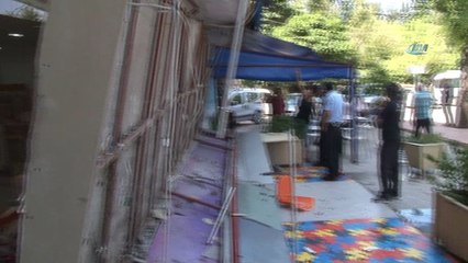 Asma tavan çöktü, klima tamircisini masa kurtardı
