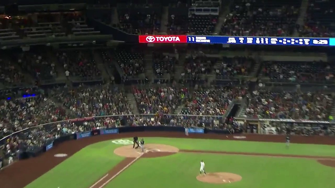 Une balle de baseball tombe dans un verre de bière